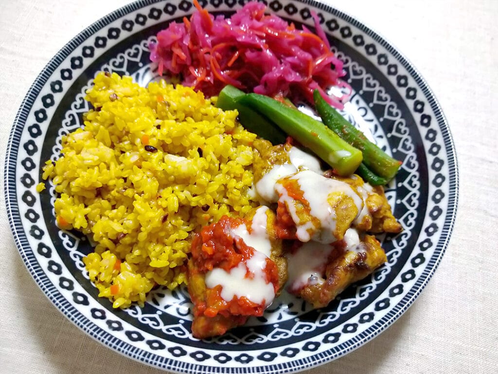 チキンオーバーライスと赤キャベツとビーツとにんじんのラペ(冷菜)