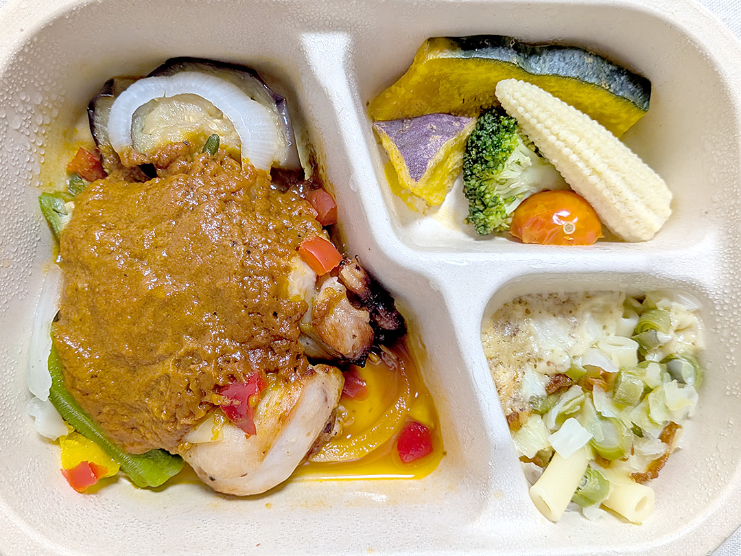 飴色たまねぎの甘口トマトチキンカレー | マスタードマカロニ | 温野菜サラダ