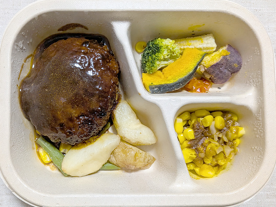 特製デミグラスハンバーグ | ファッロとコーンのカレー | 温野菜サラダ
