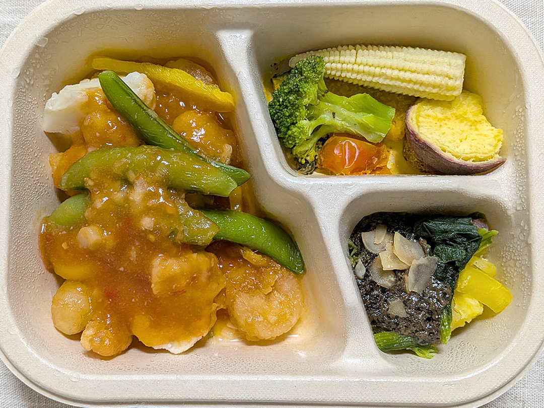 彩り野菜と甘辛ソースの特製エビチリ | さつまいもの黒胡麻ナッツ | 温野菜サラダ 