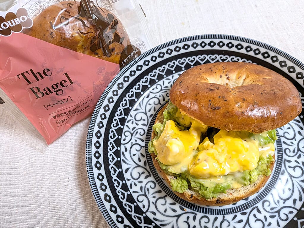 レンジでかんたん半熟とろたまとアボカドのベーグルサンド