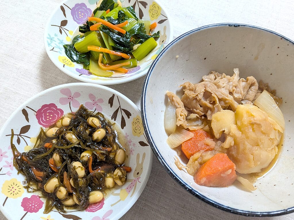 四万十ポークと淡路島産玉ねぎの肉じゃが・北海道霧昆布と大豆煮・小松菜と人参のおひたし